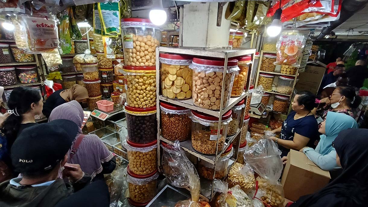 Warga berburu kue kering di Pasar Jatinegara, Jakarta, Selasa(18/3/2025).  (Beritanasional.com/Oke Atmaja)