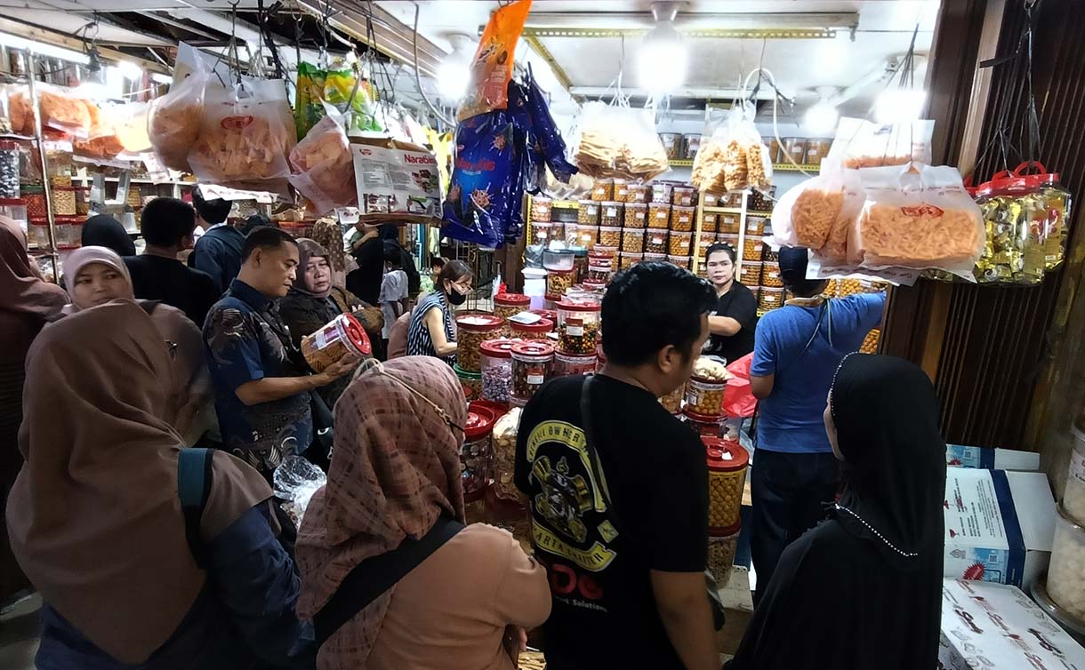 Warga berburu kue kering di Pasar Jatinegara, Jakarta, Selasa(18/3/2025).  (Beritanasional.com/Oke Atmaja)