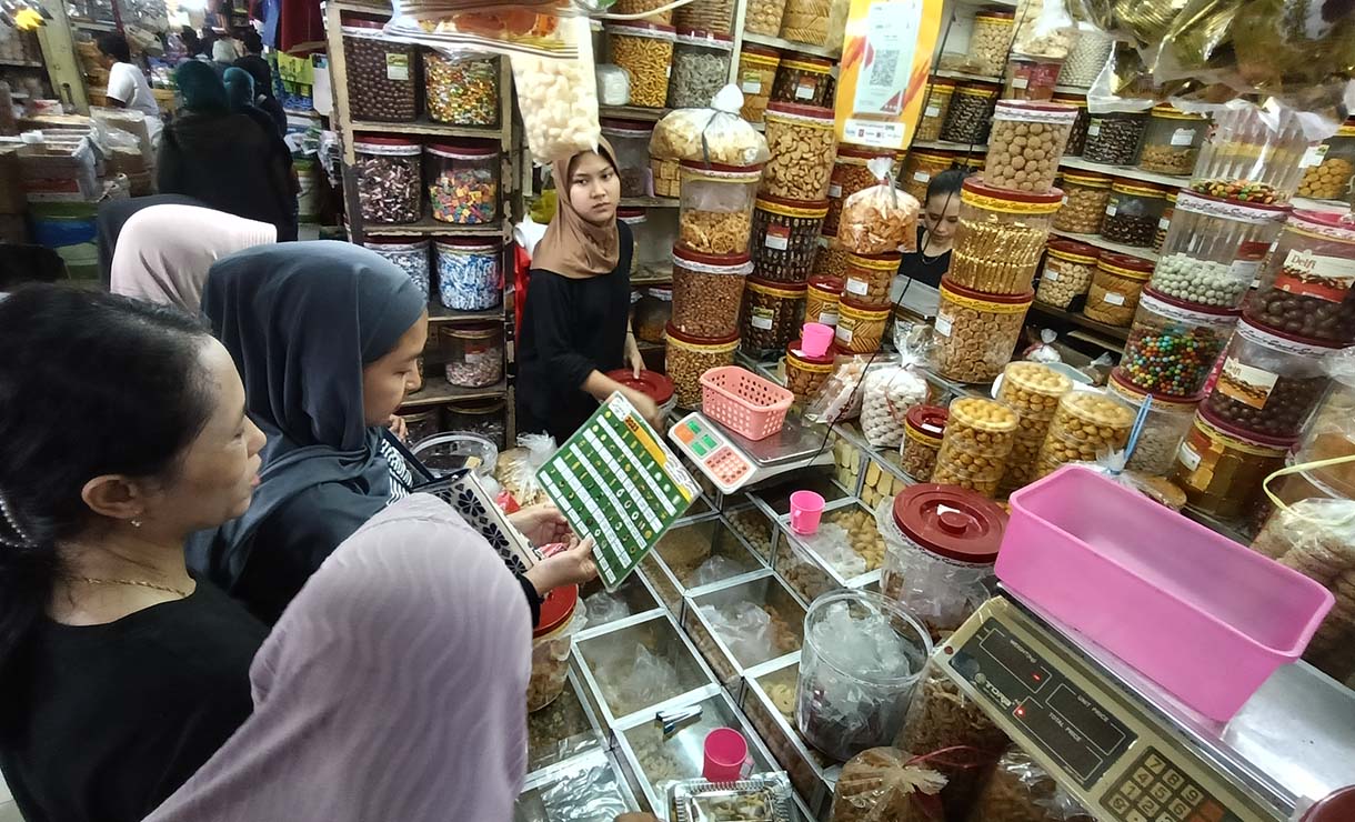 Warga berburu kue kering di Pasar Jatinegara, Jakarta, Selasa(18/3/2025).  (Beritanasional.com/Oke Atmaja)