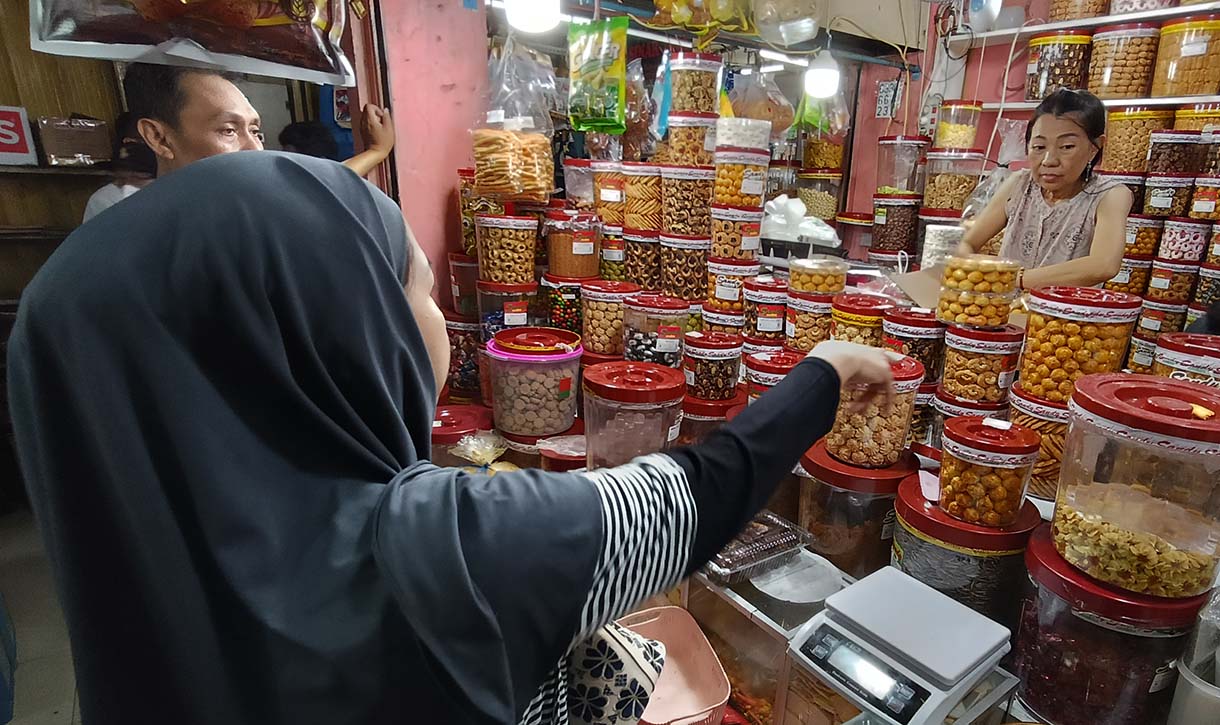 Warga berburu kue kering di Pasar Jatinegara, Jakarta, Selasa(18/3/2025).  (Beritanasional.com/Oke Atmaja)