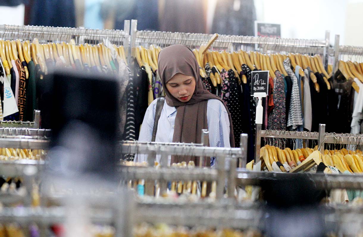Pembeli memilih berbagai macam pakaian bekas impor atau Thrifting di Pasar BajuThrifthing di Terowongan Blok-M, Jakarta Selatan, Minggu (1/6/2025). (Beritanasional.com/Oke Atmaja)