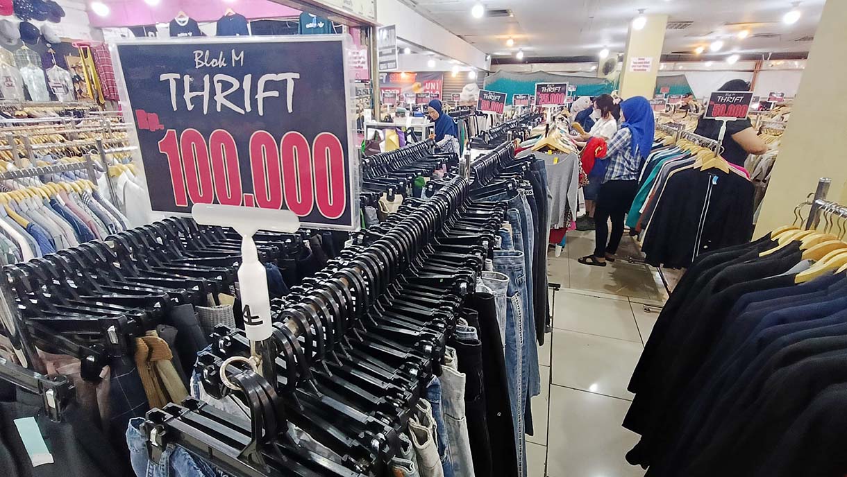 Berburu Pakaian Thrifting di Blok M Pembeli memilih berbagai macam pakaian bekas impor atau Thrifting di Pasar BajuThrifthing di Terowongan Blok-M, Jakarta Selatan, Minggu (1/6/2025). (Beritanasional.com/Oke Atmaja)