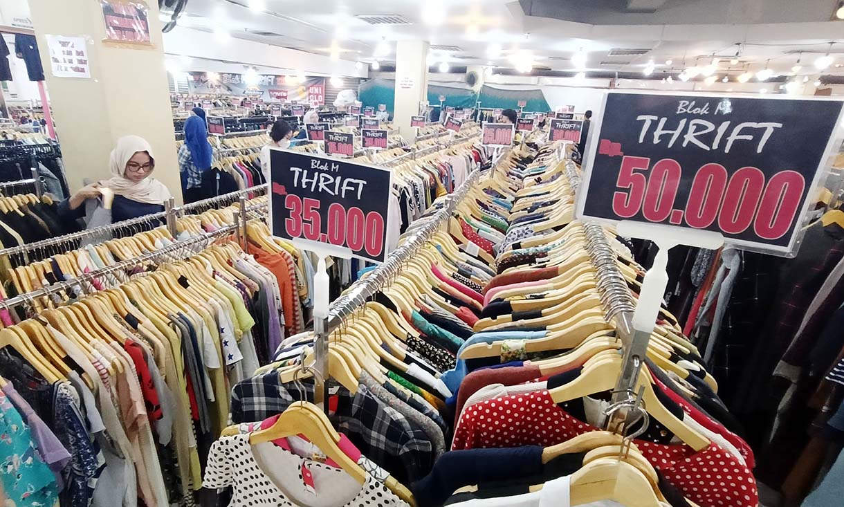 Berburu Pakaian Thrifting di Blok M Pembeli memilih berbagai macam pakaian bekas impor atau Thrifting di Pasar BajuThrifthing di Terowongan Blok-M, Jakarta Selatan, Minggu (1/6/2025). (Beritanasional.com/Oke Atmaja)