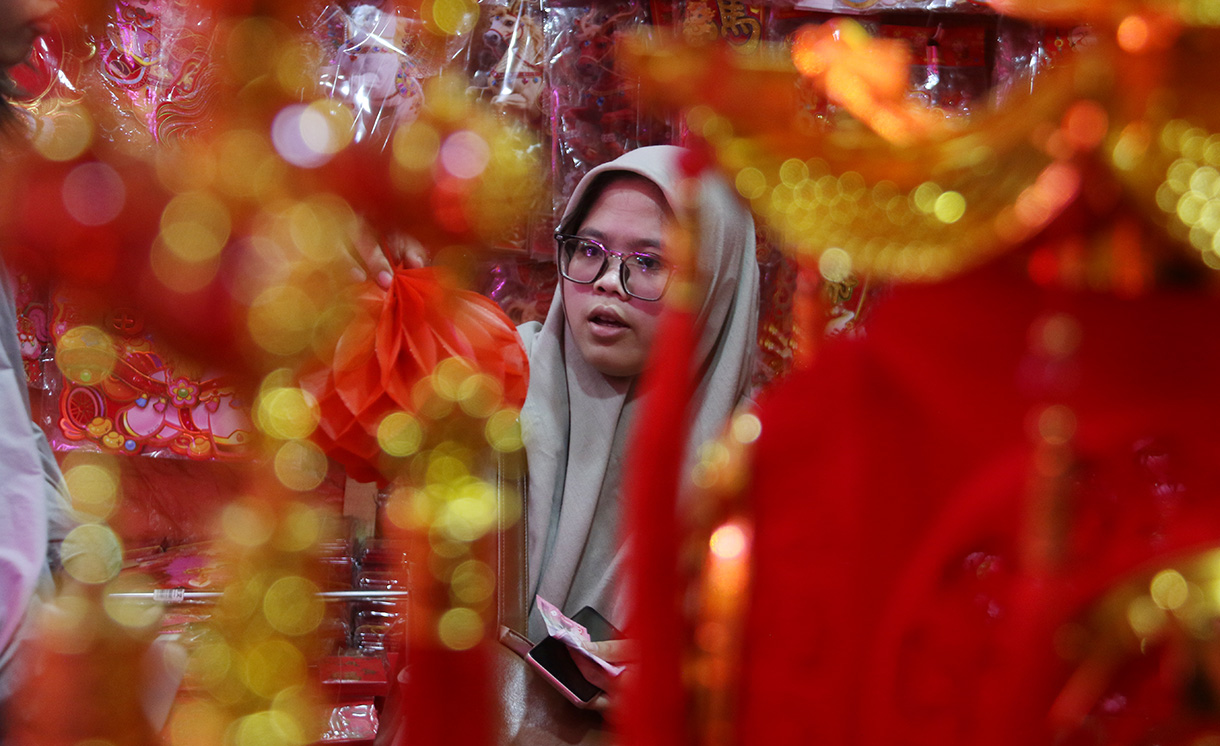 Pengunjung melihat pernak-pernik Imlek di Kawasan Pecinan Glodok, Jakarta,Rabu (4/2/2026). (Beritanasional.com/Oke Atmaja)
