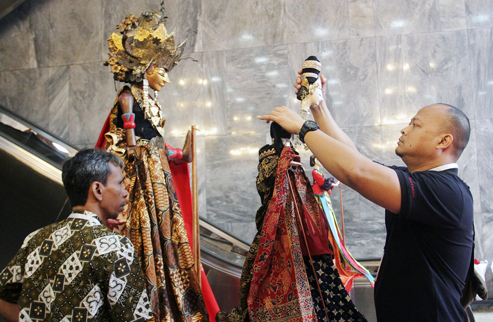 Pekerja rapih-rapih untuk mempersiapkan Sidang Tahunan 16 Agustus 2024. (BeritaNasional/Elvis Sendouw)