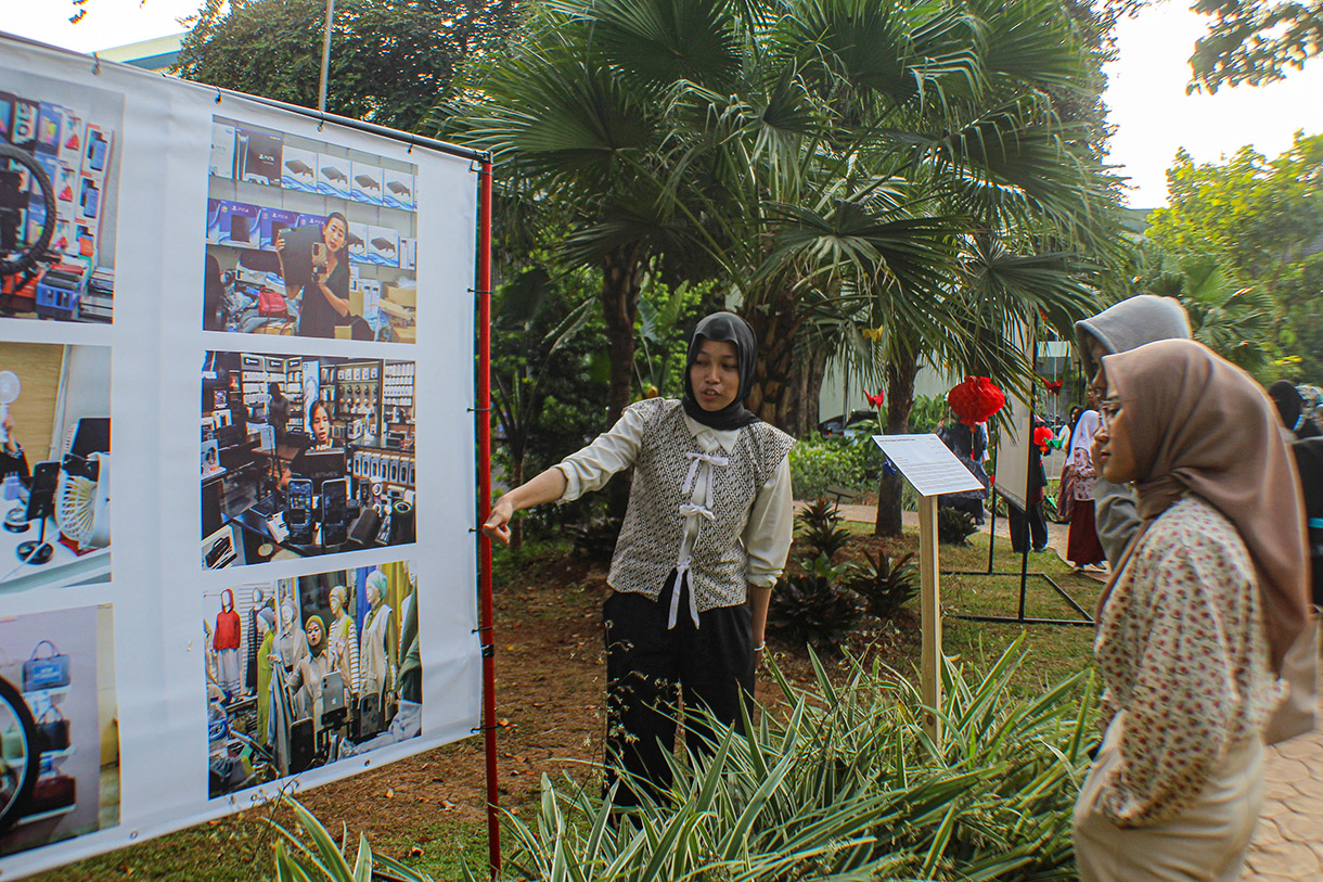 Sejumlah mahasiswa saat mengamati salah satu karya foto Pameran 'Aruna' di Taman Kampus B Universitas Muhammadiyah Prof.Dr. Hamka, Tanah Merdeka, Jakarta Timur, Jumat (11/10/2024).  (BeritaNasional.com/Oke Atmaja)