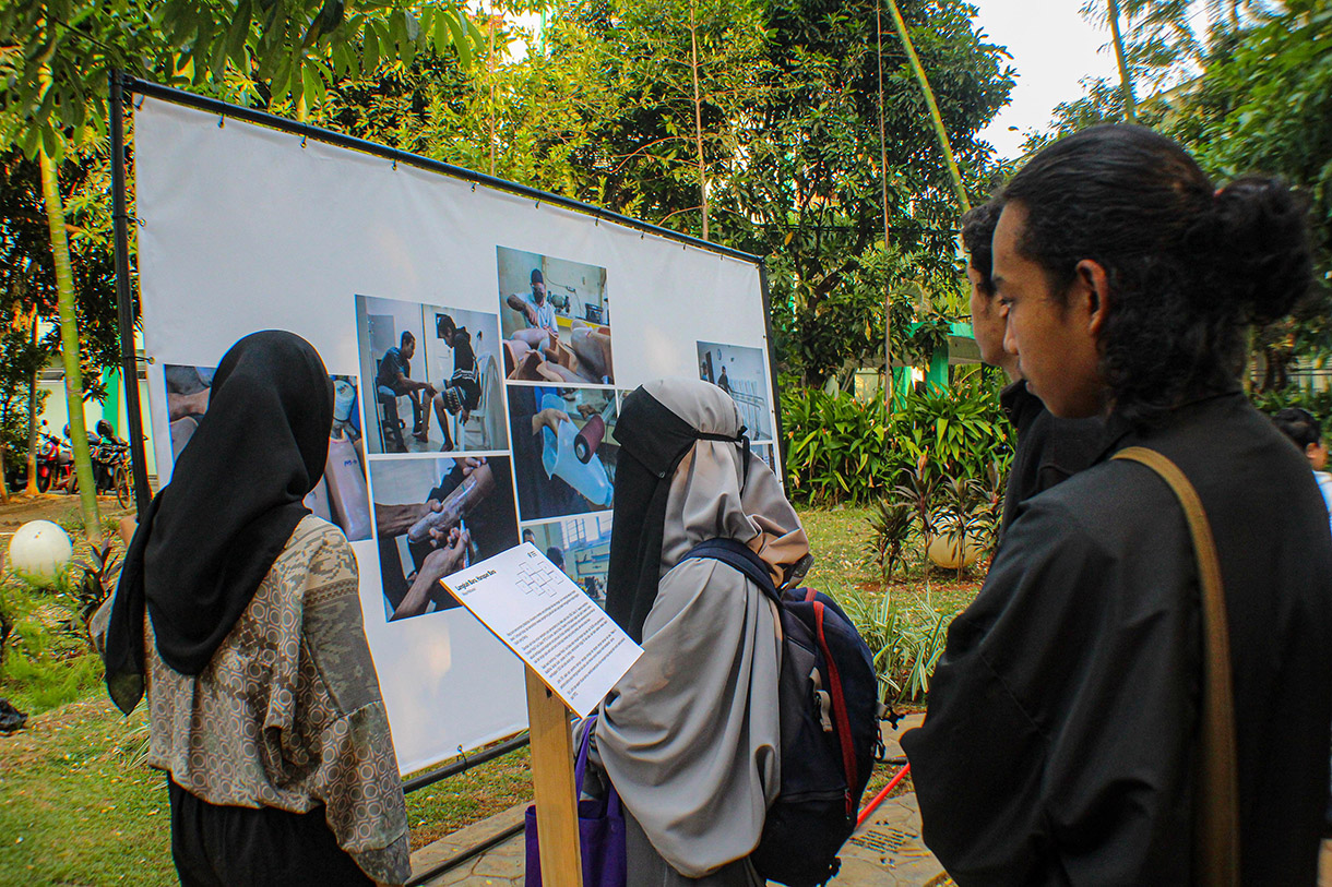 Sejumlah mahasiswa saat mengamati salah satu karya foto Pameran 'Aruna' di Taman Kampus B Universitas Muhammadiyah Prof.Dr. Hamka, Tanah Merdeka, Jakarta Timur, Jumat (11/10/2024).  (BeritaNasional.com/Oke Atmaja)