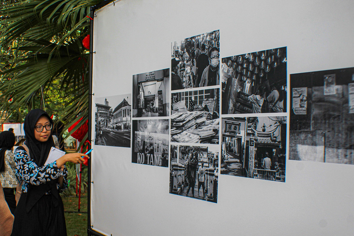 Sejumlah mahasiswa saat mengamati salah satu karya foto Pameran 'Aruna' di Taman Kampus B Universitas Muhammadiyah Prof.Dr. Hamka, Tanah Merdeka, Jakarta Timur, Jumat (11/10/2024).  (BeritaNasional.com/Oke Atmaja)