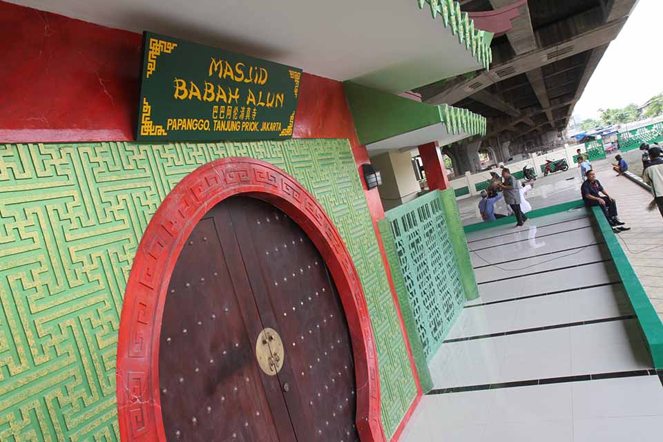 Suasana Masjid Babah Alun di Jalan Papanggo, kolong Tol Wiyoto Wiyono, Warakas, Jakarta Utara, Selasa (19/3/2024).(Indonesiaglobe/Oke Atmaja)