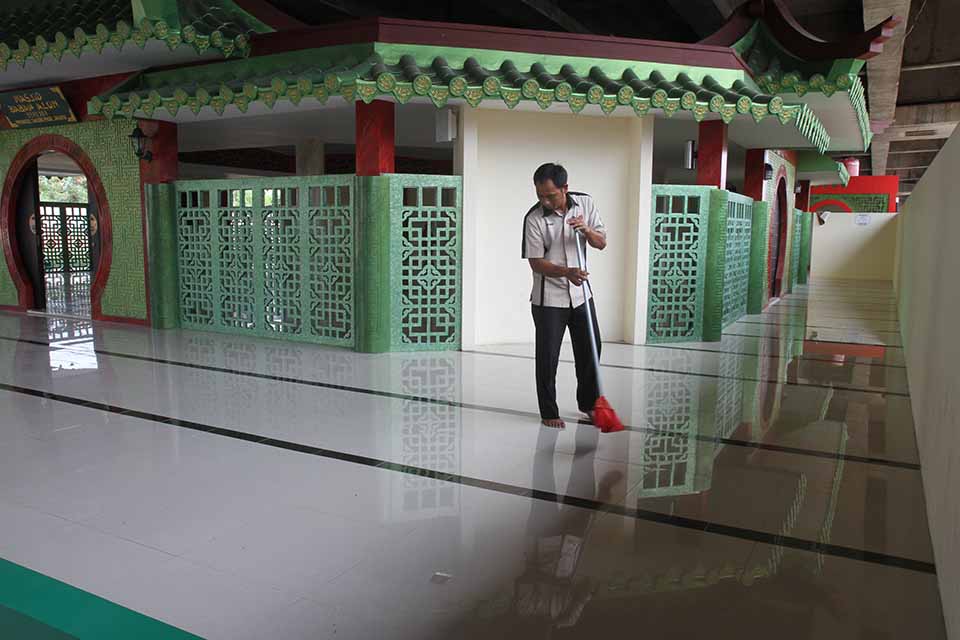 Suasana Masjid Babah Alun di Jalan Papanggo, kolong Tol Wiyoto Wiyono, Warakas, Jakarta Utara, Selasa (19/3/2024).(Indonesiaglobe/Oke Atmaja)