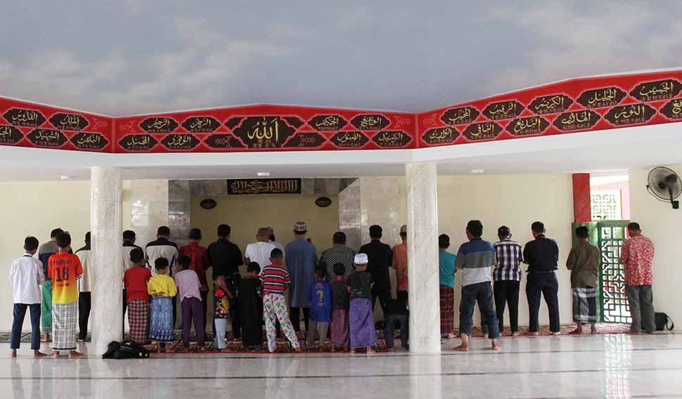 Suasana Masjid Babah Alun di Jalan Papanggo, kolong Tol Wiyoto Wiyono, Warakas, Jakarta Utara, Selasa (19/3/2024).(Indonesiaglobe/Oke Atmaja)