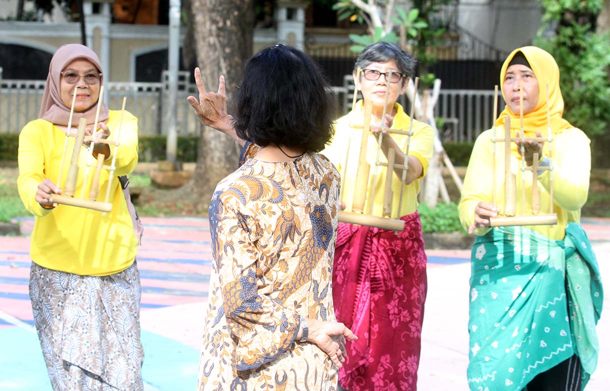 Warga memainkan alat music tradisional angklung di Taman Menteng, Jakarta, Minggu (25/5/2025). (Beritanasional.com/Oke Atmaja)