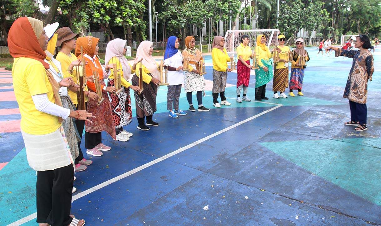 Warga memainkan alat music tradisional angklung di Taman Menteng, Jakarta, Minggu (25/5/2025). (Beritanasional.com/Oke Atmaja)