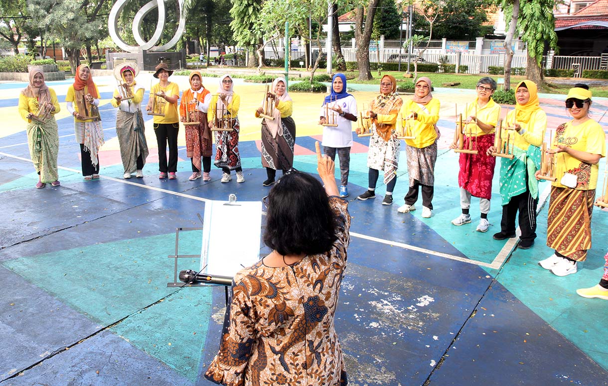 Warga memainkan alat music tradisional angklung di Taman Menteng, Jakarta, Minggu (25/5/2025). (Beritanasional.com/Oke Atmaja)