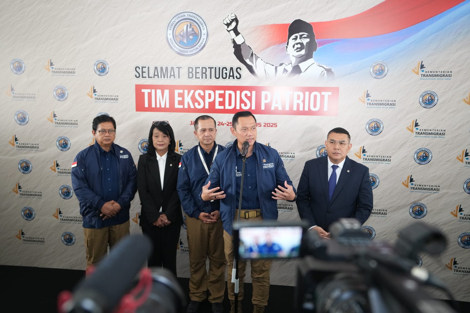 Bersama AHY, Wamen Viva Yoga Lepas Tim Ekspedisi Patriot ke 154 Kawasan Transmigrasi Pelepasan Tim Ekspedisi Patriot ke 154 kawasan transmigrasi yang terbentang dari Sabang, Aceh; hingga Merauke, Papua Selatan. (BeritaNasional/Elvis Sendouw/HO)