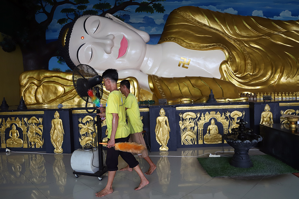 Pekerja bersih-bersih patung Buddha tidur di Vihara Buddha Dharma dan 8 Pho Sat. (BeritaNasional/Elvis Sendouw)