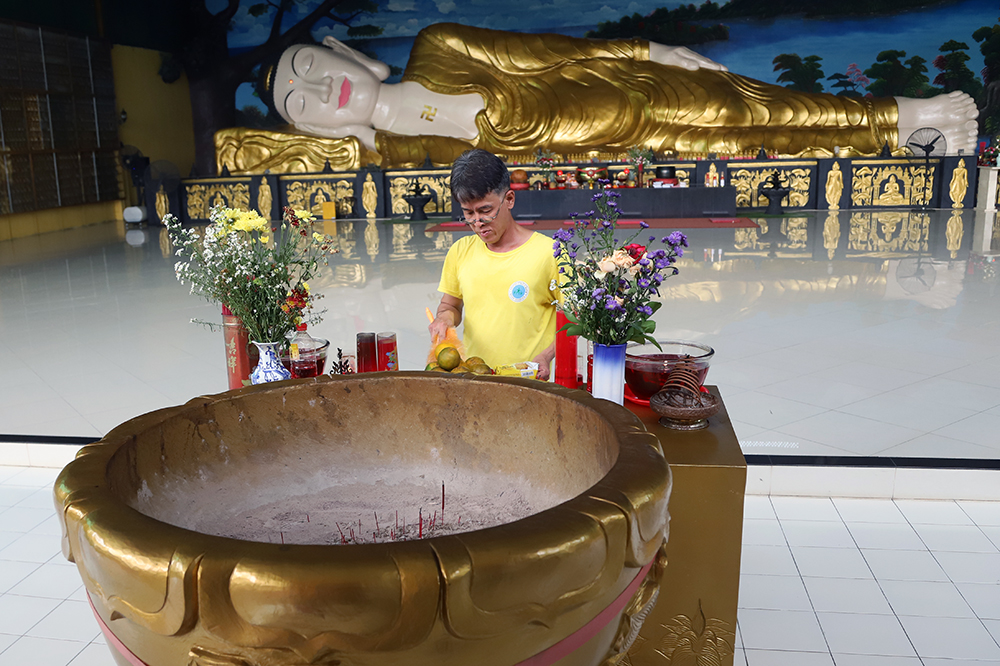 Pekerja bersih-bersih patung Buddha tidur di Vihara Buddha Dharma dan 8 Pho Sat. (BeritaNasional/Elvis Sendouw)