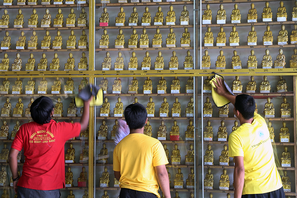 Bersih-Bersih Patung Budha Persiapan Puncak Waisak di Vihara Buddha Dharma & 8 Pho Sat Bogor Pekerja bersih-bersih patung Budha Tidur di Vihara Buddha Dharma & 8 Pho Sat Bogor. (BeritaNasional/Elvis Sendouw)