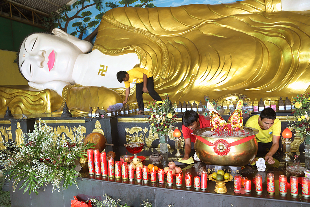Bersih-Bersih Patung Budha Persiapan Puncak Waisak di Vihara Buddha Dharma & 8 Pho Sat Bogor Pekerja bersih-bersih patung Budha Tidur di Vihara Buddha Dharma & 8 Pho Sat Bogor. (BeritaNasional/Elvis Sendouw)