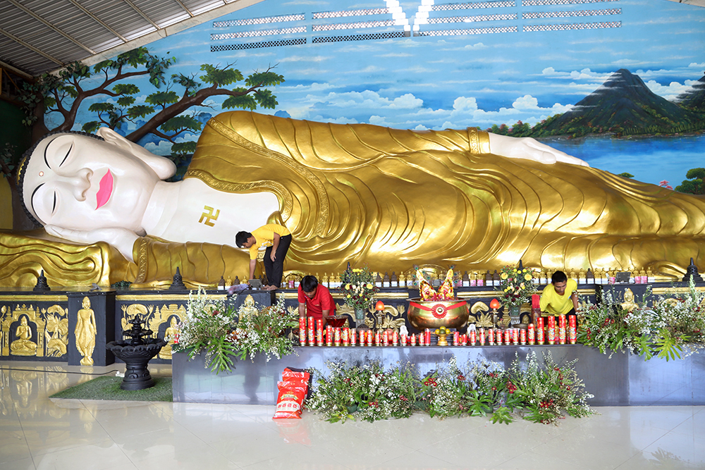 Bersih-Bersih Patung Budha Persiapan Puncak Waisak di Vihara Buddha Dharma & 8 Pho Sat Bogor Pekerja bersih-bersih patung Budha Tidur di Vihara Buddha Dharma & 8 Pho Sat Bogor. (BeritaNasional/Elvis Sendouw)