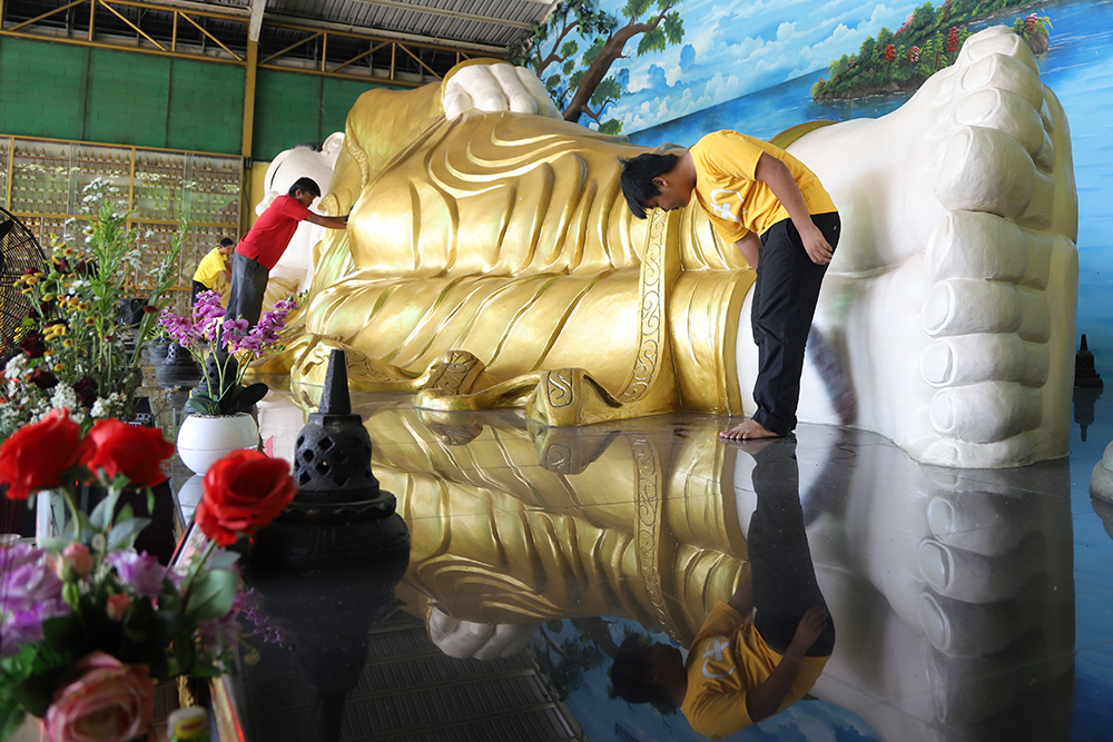 Bersih-Bersih Patung Budha Persiapan Puncak Waisak di Vihara Buddha Dharma & 8 Pho Sat Bogor Pekerja bersih-bersih patung Budha Tidur di Vihara Buddha Dharma & 8 Pho Sat Bogor. (BeritaNasional/Elvis Sendouw)