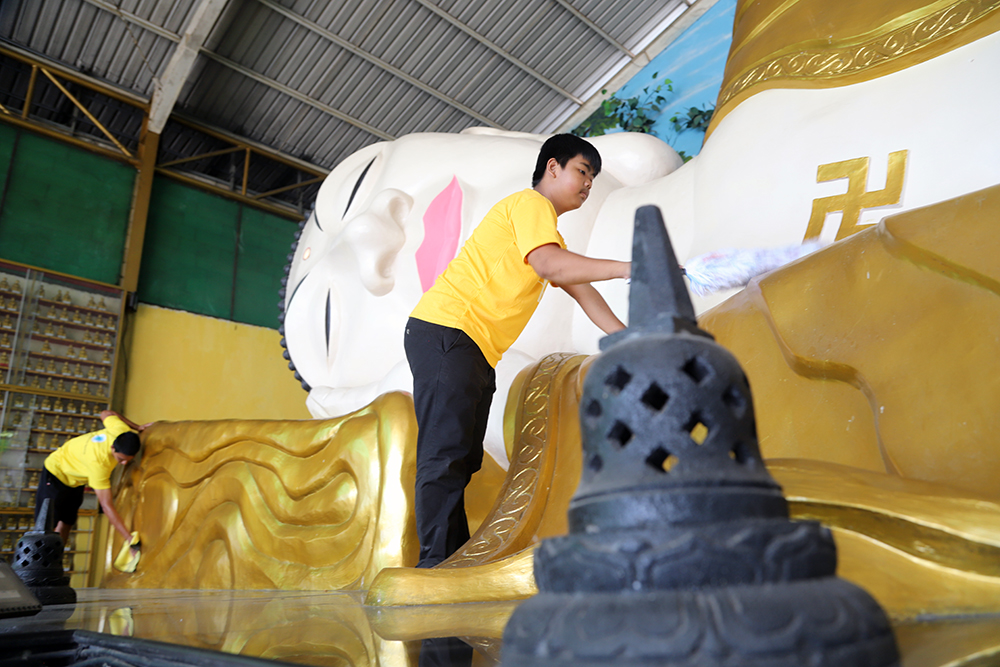 Bersih-Bersih Patung Budha Persiapan Puncak Waisak di Vihara Buddha Dharma & 8 Pho Sat Bogor Pekerja bersih-bersih patung Budha Tidur di Vihara Buddha Dharma & 8 Pho Sat Bogor. (BeritaNasional/Elvis Sendouw)