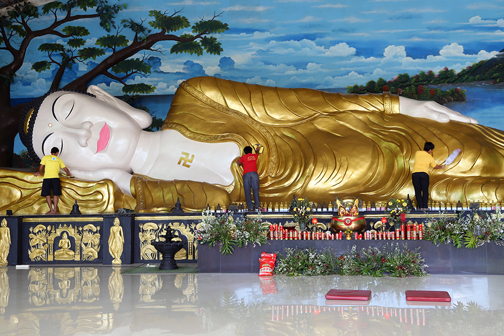 Bersih-Bersih Patung Budha Persiapan Puncak Waisak di Vihara Buddha Dharma & 8 Pho Sat Bogor Pekerja bersih-bersih patung Budha Tidur di Vihara Buddha Dharma & 8 Pho Sat Bogor. (BeritaNasional/Elvis Sendouw)