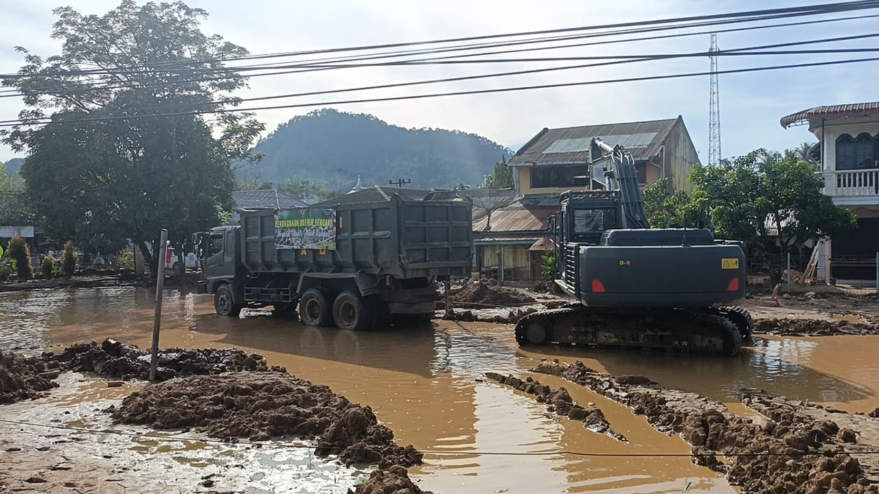 Satgas Penanggulangan Bencana Alam (Gulbencal) Kodam I/Bukit Barisan mengerahkan alat berat untuk membersihkan material banjir di Kantor Camat Tukka, Tapanuli Tengah. (BeritaNasional/Elvis/HO Dispenad)