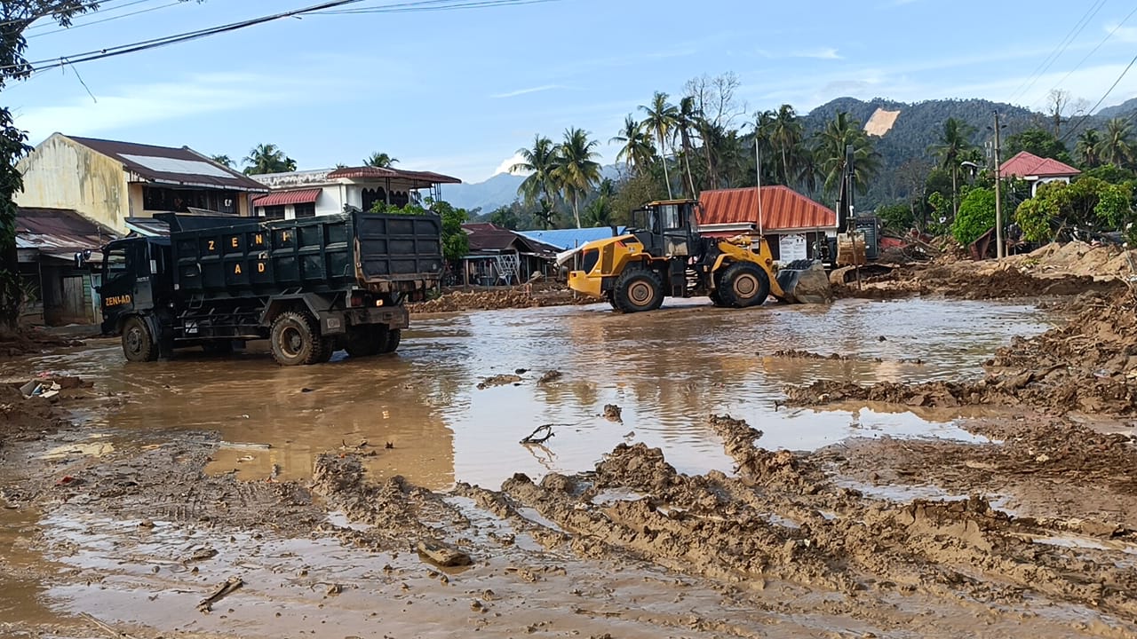 Satgas Penanggulangan Bencana Alam (Gulbencal) Kodam I/Bukit Barisan mengerahkan alat berat untuk membersihkan material banjir di Kantor Camat Tukka, Tapanuli Tengah. (BeritaNasional/Elvis/HO Dispenad)