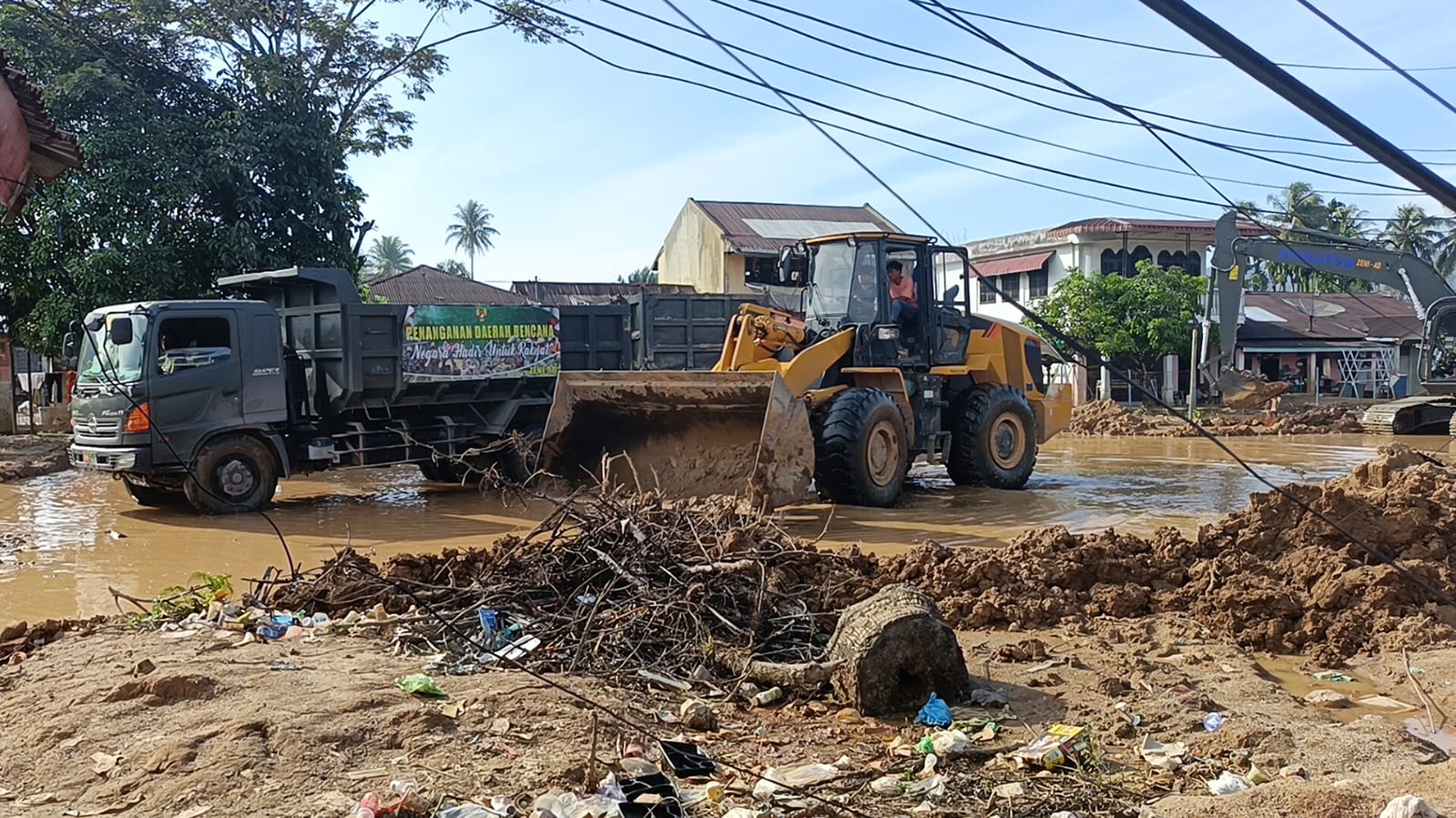 Satgas Penanggulangan Bencana Alam (Gulbencal) Kodam I/Bukit Barisan mengerahkan alat berat untuk membersihkan material banjir di Kantor Camat Tukka, Tapanuli Tengah. (BeritaNasional/Elvis/HO Dispenad)