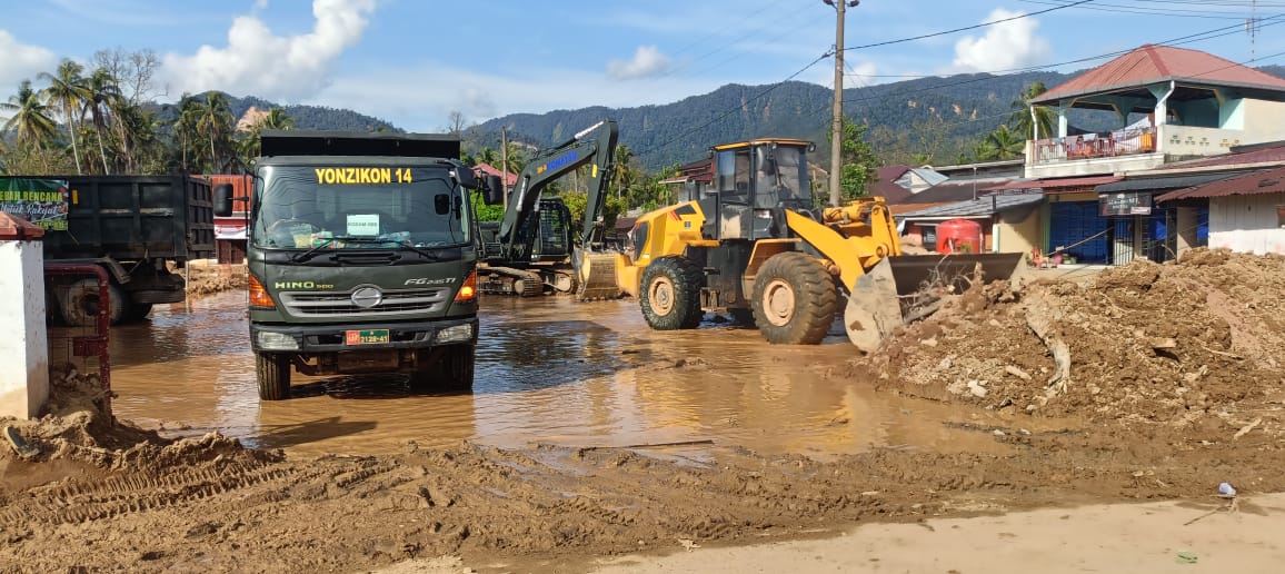 Satgas Penanggulangan Bencana Alam (Gulbencal) Kodam I/Bukit Barisan mengerahkan alat berat untuk membersihkan material banjir di Kantor Camat Tukka, Tapanuli Tengah. (BeritaNasional/Elvis/HO Dispenad)