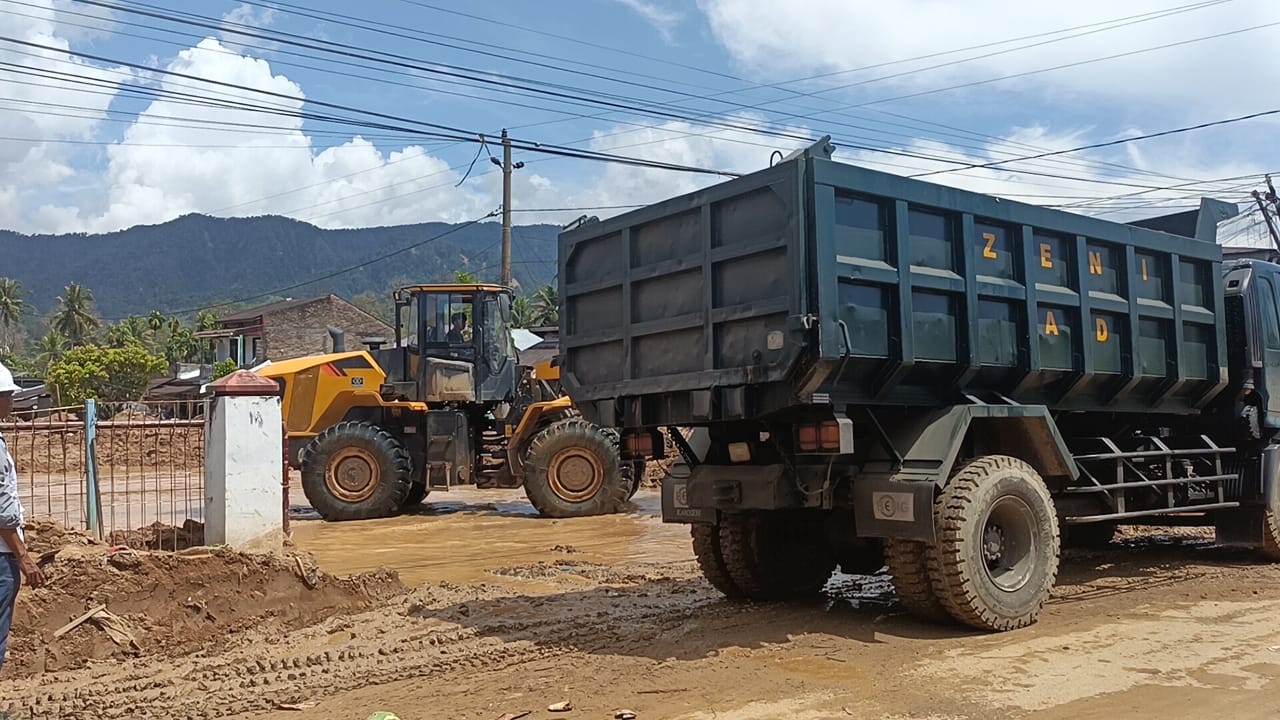 Satgas Penanggulangan Bencana Alam (Gulbencal) Kodam I/Bukit Barisan mengerahkan alat berat untuk membersihkan material banjir di Kantor Camat Tukka, Tapanuli Tengah. (BeritaNasional/Elvis/HO Dispenad)