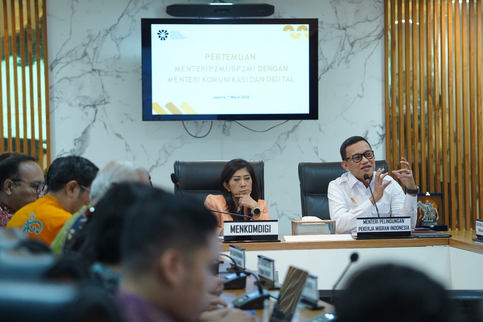 Menteri Pelindungan Pekerja Migran Indonesia (P2MI), Abdul Kadir Karding bertemu Menteri Komunikasi dan Digital (Menkomdigi) Meutya Hafidz. (BeritaNasional/Elvis Sendouw/HO Hms P2MI)