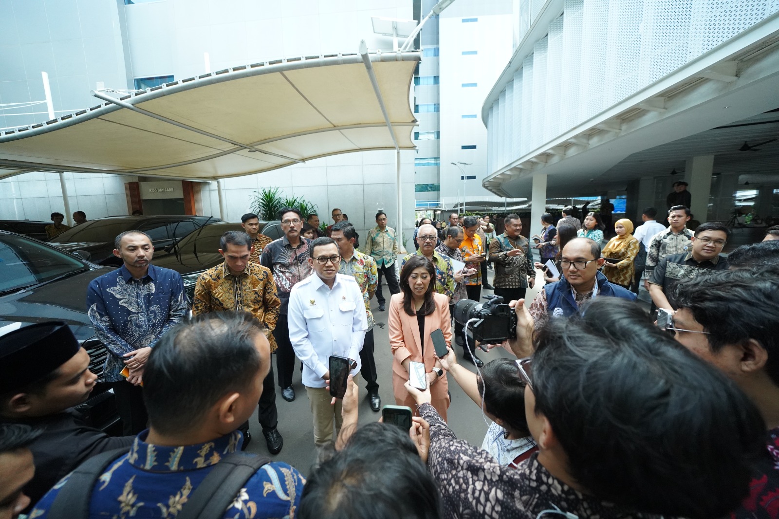 Menteri Pelindungan Pekerja Migran Indonesia (P2MI), Abdul Kadir Karding bertemu Menteri Komunikasi dan Digital (Menkomdigi) Meutya Hafidz. (BeritaNasional/Elvis Sendouw/HO Hms P2MI)