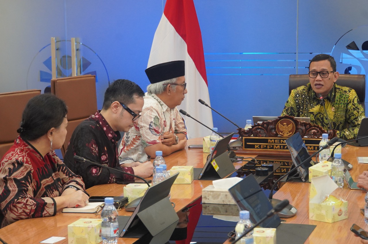 Bertemu Menteri Karding, President University Siap Jadi 'Kampung Inggris' bagi Pekerja Migran Indonesia Menteri P2MI Abdul Karding menerima kunjungan President University bahas PMI. (BeritaNasional/Elvis Sendouw/HO Hms P2MI)