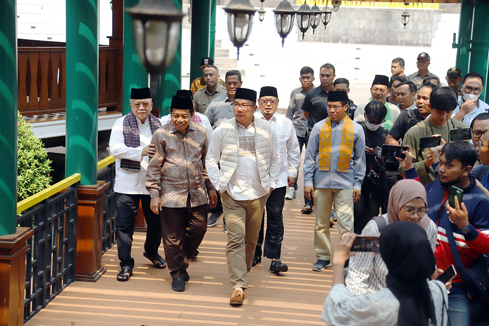 Bakal calon gubernur (Bacagub) Jakarta Ridwan Kamil  bertemu mantan Gubernur Jakarta Fauzi Bowo di Setu Babakan. (BeritaNasional/Elvis Sendouw)