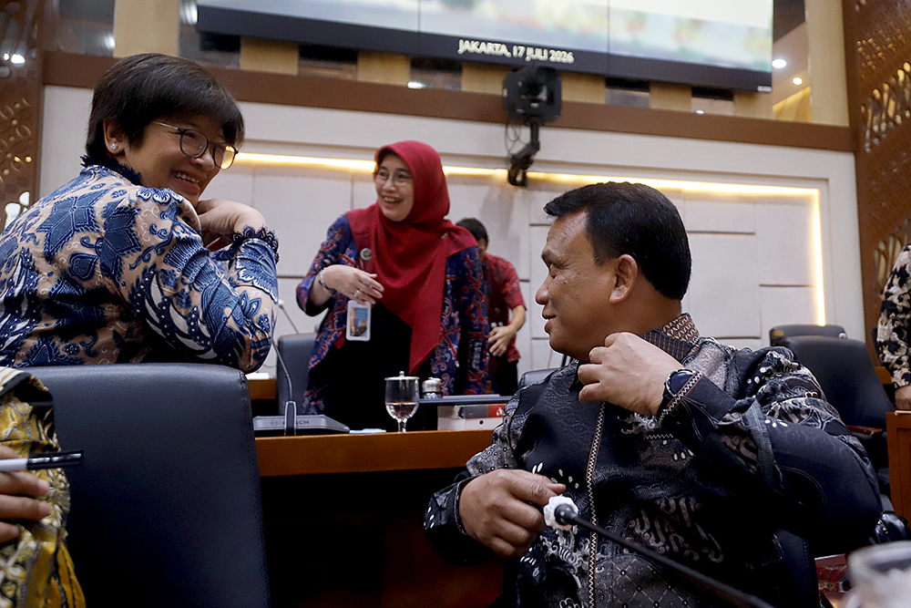 Wakil Kepala Badan Gizi Nasional (BGN) Agustina Arumsari (kedua kiri) dan Trenggono (kiri) dan jajaran, mensgikuti Rapat Dengar Pendapat (RDP) dengan Komisi IX DPR. (BeritaNasional/Elvis Sendouw)