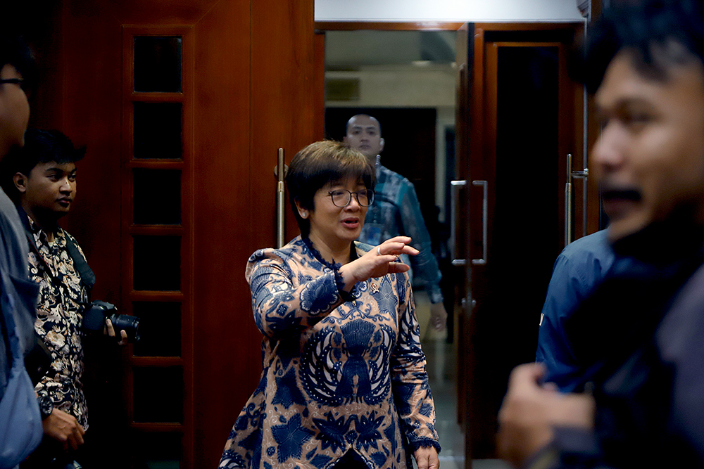 Wakil Kepala BGN Agustina Arumsari (kedua kiri) dan Trenggono (kiri) dan jajaran, mensgikuti Rapat Dengar Pendapat (RDP) dengan Komisi IX DPR. (BeritaNasional/Elvis Sendouw)
