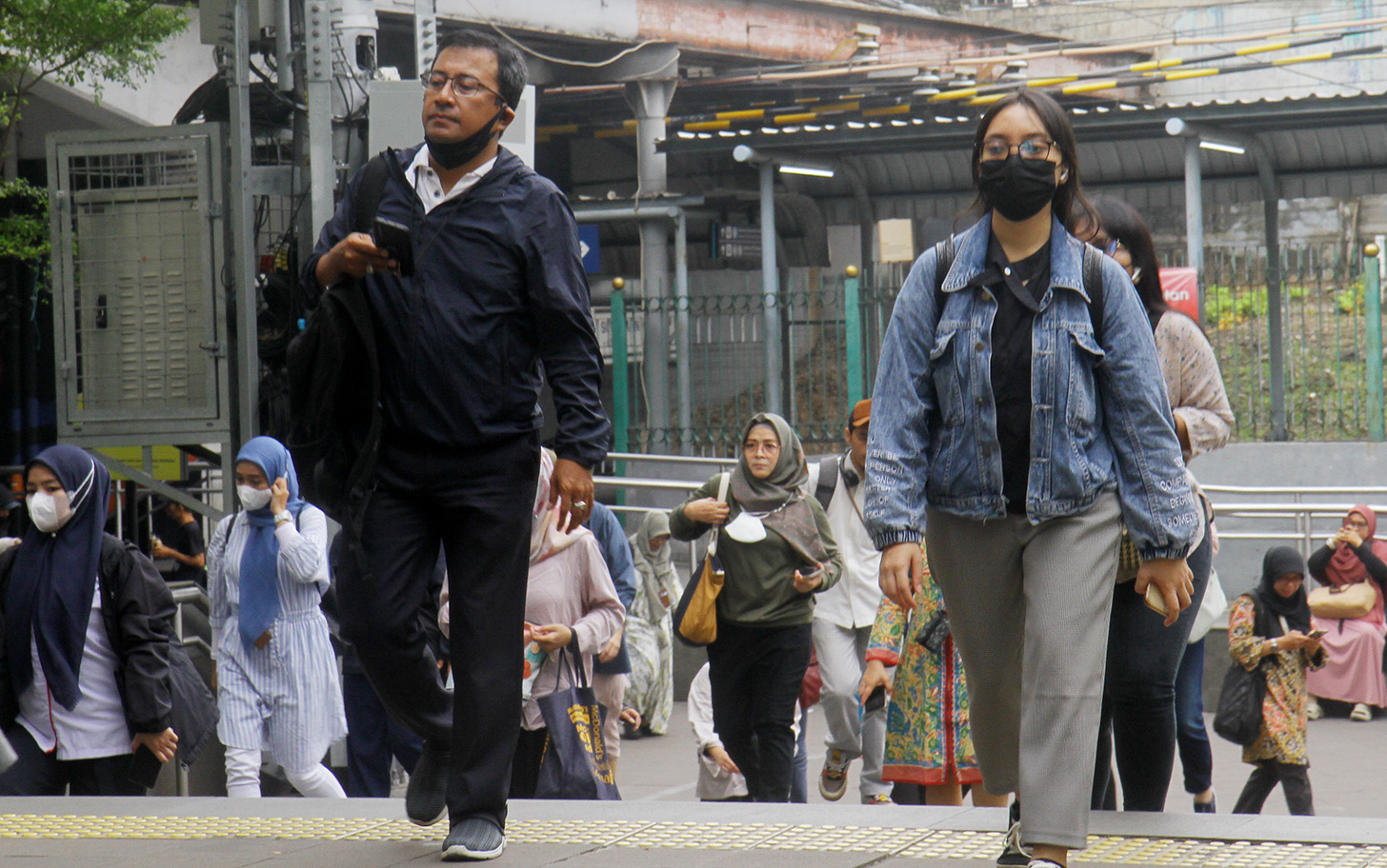 Pekerja melintas di Kawasan Stasiun Sudirman, Jakarta, Selasa (14/5/2024) (BeritaNasional.com/Oke Atmaja)