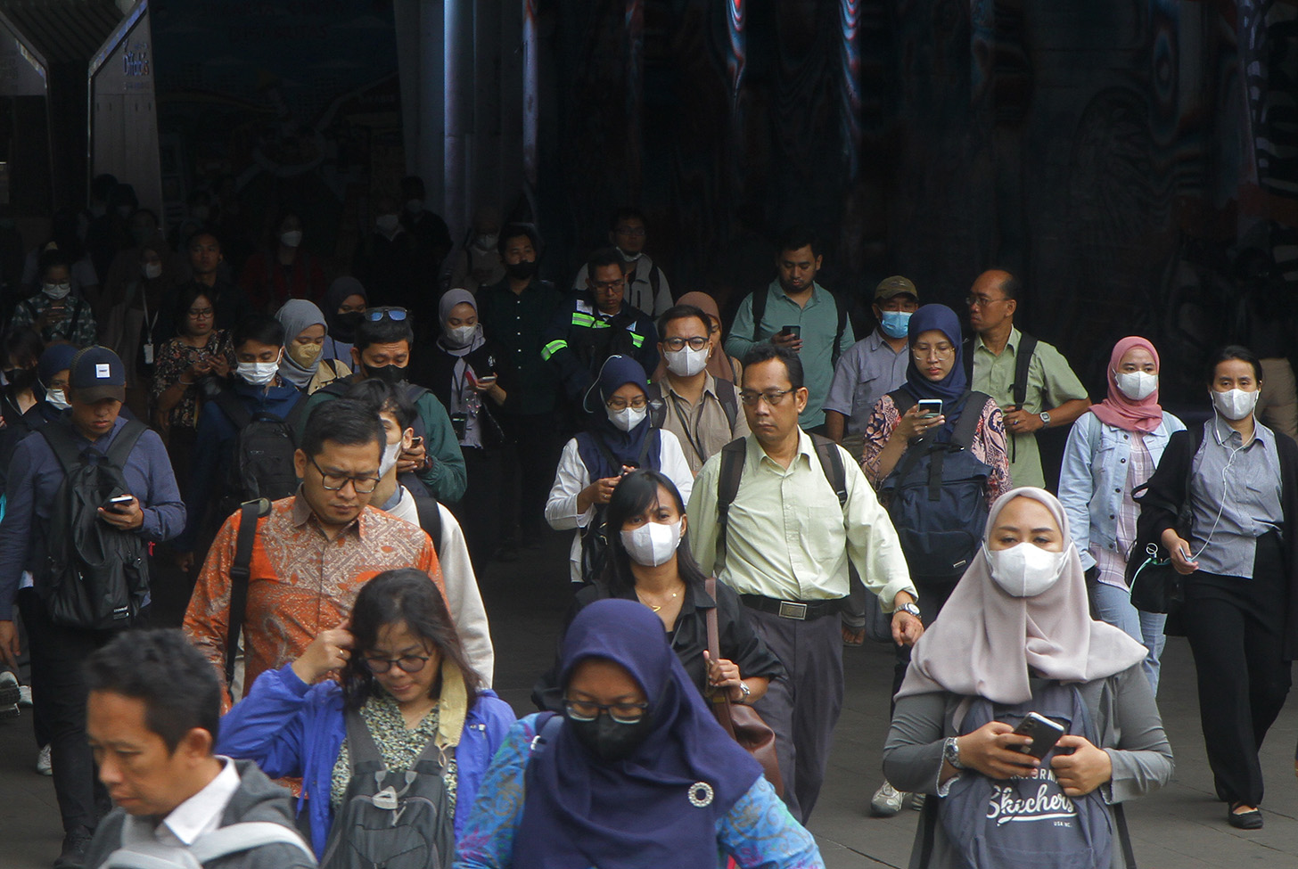 Pekerja melintas di Kawasan Stasiun Sudirman, Jakarta, Selasa (14/5/2024) (BeritaNasional.com/Oke Atmaja)