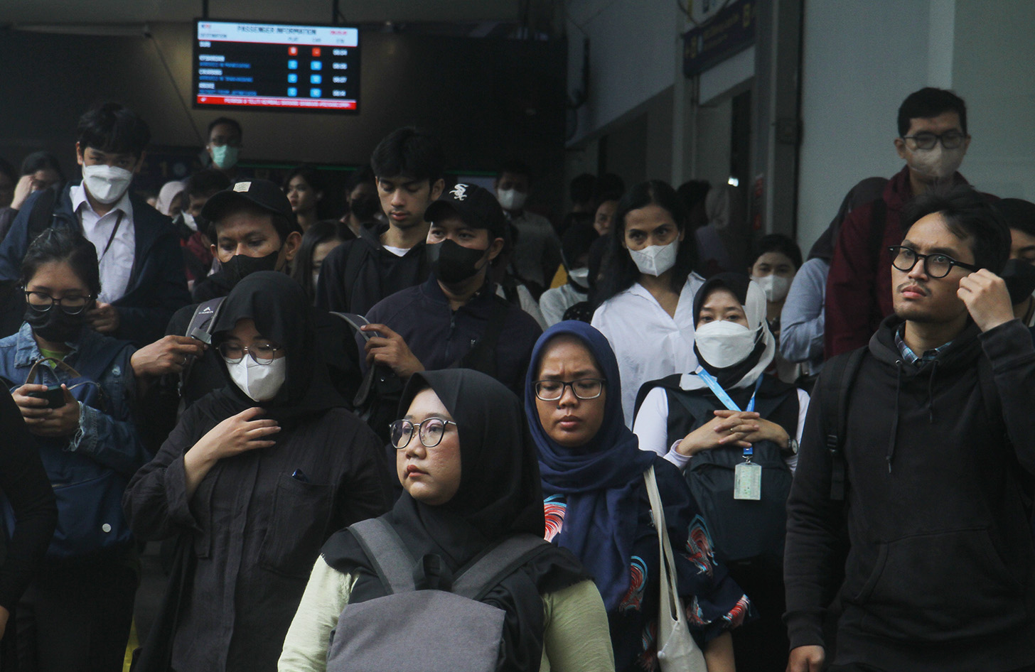 Pekerja melintas di Kawasan Stasiun Sudirman, Jakarta, Selasa (14/5/2024) (BeritaNasional.com/Oke Atmaja)