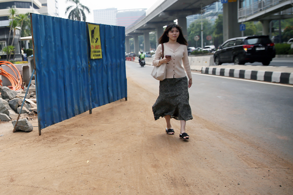 Pekerja menyelesaikan trotoar jalan Rasuna Said Jakarta Selatan. (BeritaNasional/Elvis Sendouw)