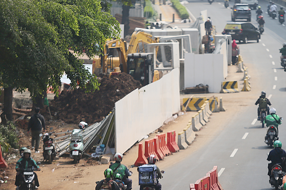 Pekerja menyelesaikan trotoar jalan Rasuna Said Jakarta Selatan. (BeritaNasional/Elvis Sendouw)