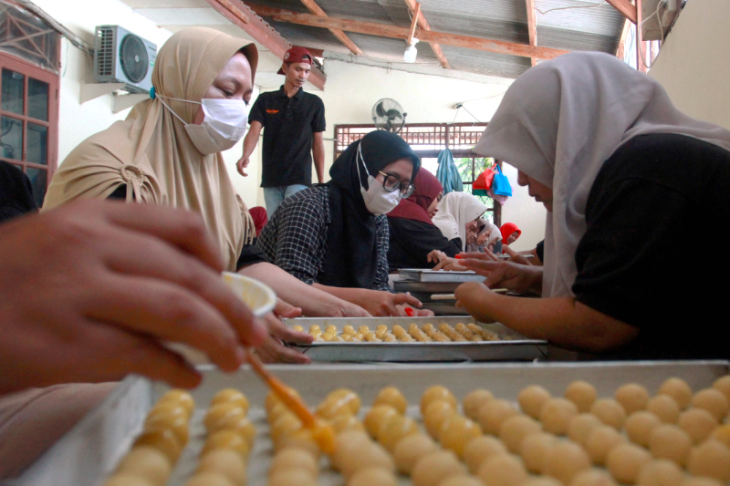 Pembuatan kue kering menjelang Lebaran. (BeritaNasional/Elvis Sendouw)