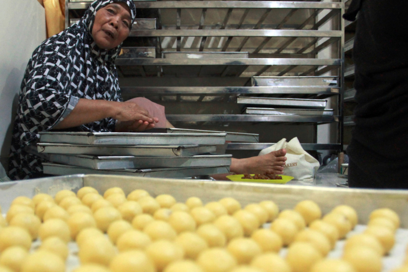 Pembuatan kue kering menjelang Lebaran. (BeritaNasional/Elvis Sendouw)