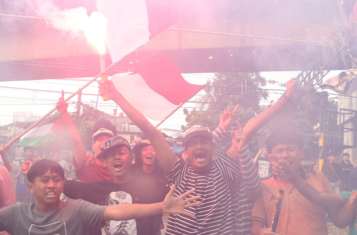 Sejumlah anak yang tergabung dalam tim Blue Lion mengangkat piala usai bertanding pada Liga Aspal di kawasan Menteng, Jakarta, Sabtu (18/7/2026). (Beritanasional.com/Oke Atmaja)