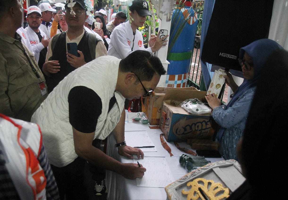 Calon Gubernur Jakarta Ridwan Kamil menyalami pengantin saat blusukan ke Kampung Menteng Jaya, Jakarta, Minggu(3/11/2024).  (BeritaNasional.com/Oke Atmaja)