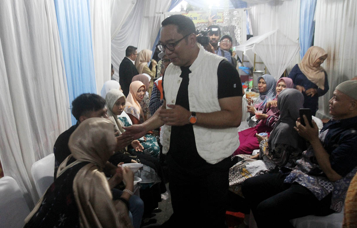 Calon Gubernur Jakarta Ridwan Kamil menyalami pengantin saat blusukan ke Kampung Menteng Jaya, Jakarta, Minggu(3/11/2024).  (BeritaNasional.com/Oke Atmaja)