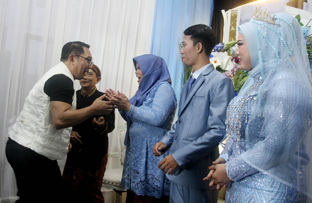 Calon Gubernur Jakarta Ridwan Kamil menyalami pengantin saat blusukan ke Kampung Menteng Jaya, Jakarta, Minggu(3/11/2024).  (BeritaNasional.com/Oke Atmaja)