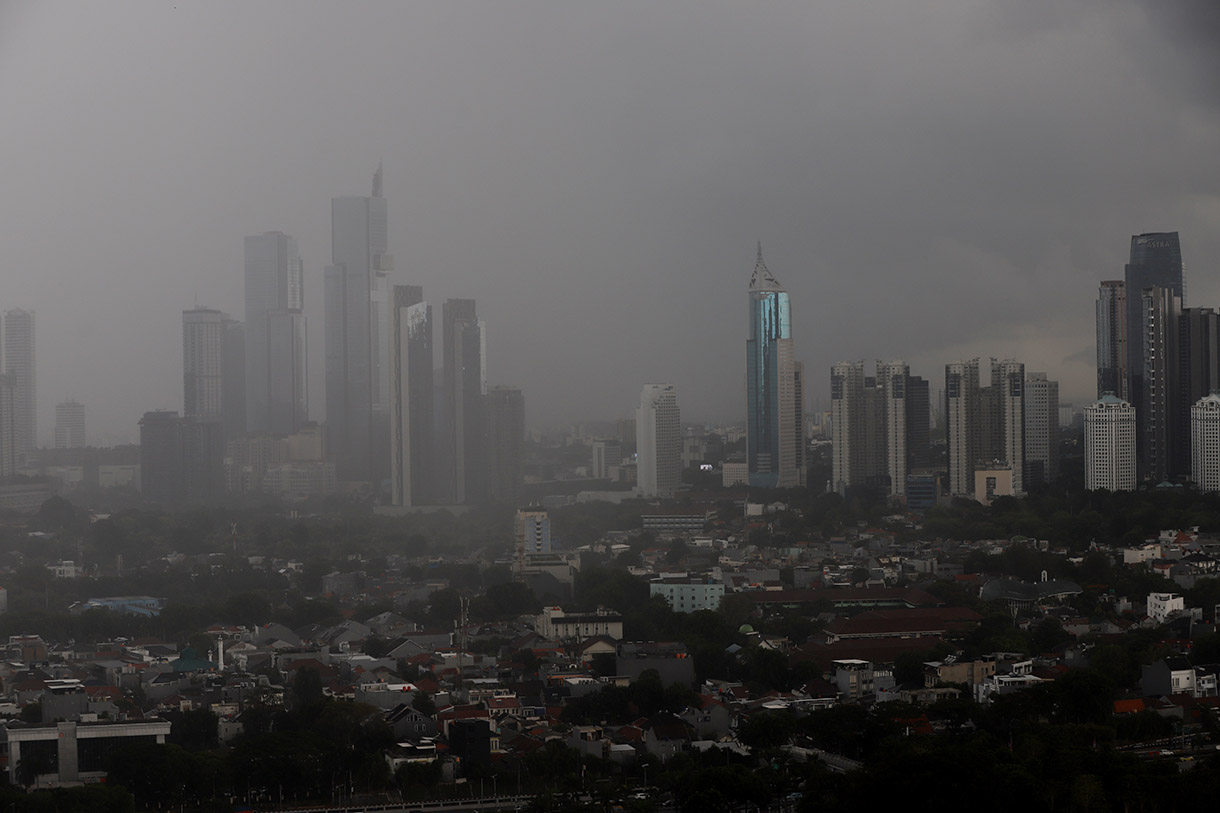 Cuaca Awan hitam tebal menyelimuti kawasan perkantoran dan permukiman di Wilayah Sudirman-Thamrin di Jakarta, Jumat (6/12/2024).  (BeritaNasional.com/Oke Atmaja)